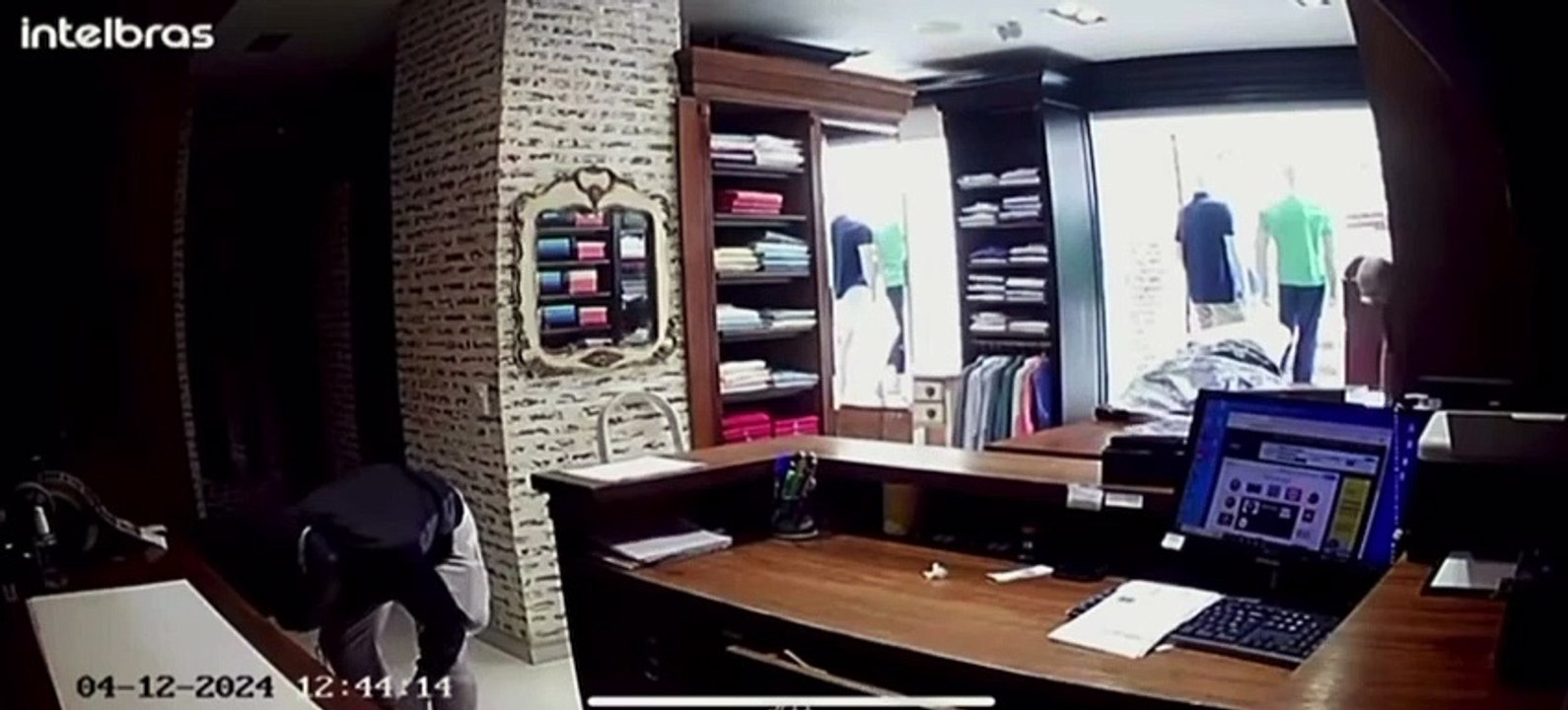 Dupla armada rouba loja em Guarujá, funcionária passa mal e bandido diz "senta aí, boa, respira!"; VÍDEO