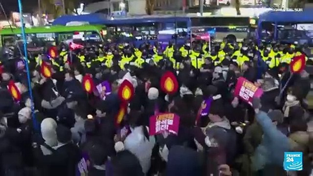 Surcoreanos piden la destitución del presidente tras la breve declaración de ley marcial