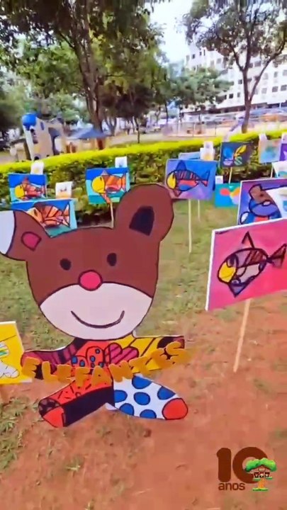 Crianças recriam obras de Romero Britto na 1° Mostra de Artes da creche Clubinho