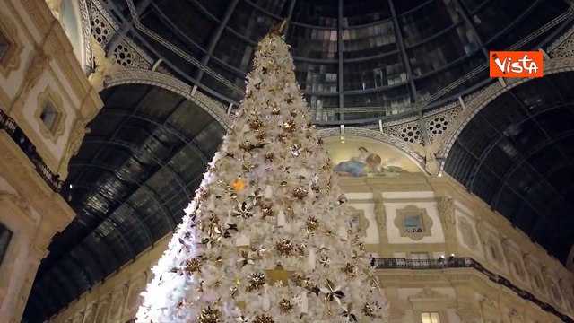 Il sindaco Sala accende l'albero di Natale in galleria Vittorio Emanuele II
