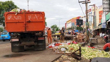 Sampah Berserakan Dekat Sentra Grosir Cikarang Bikin Macet