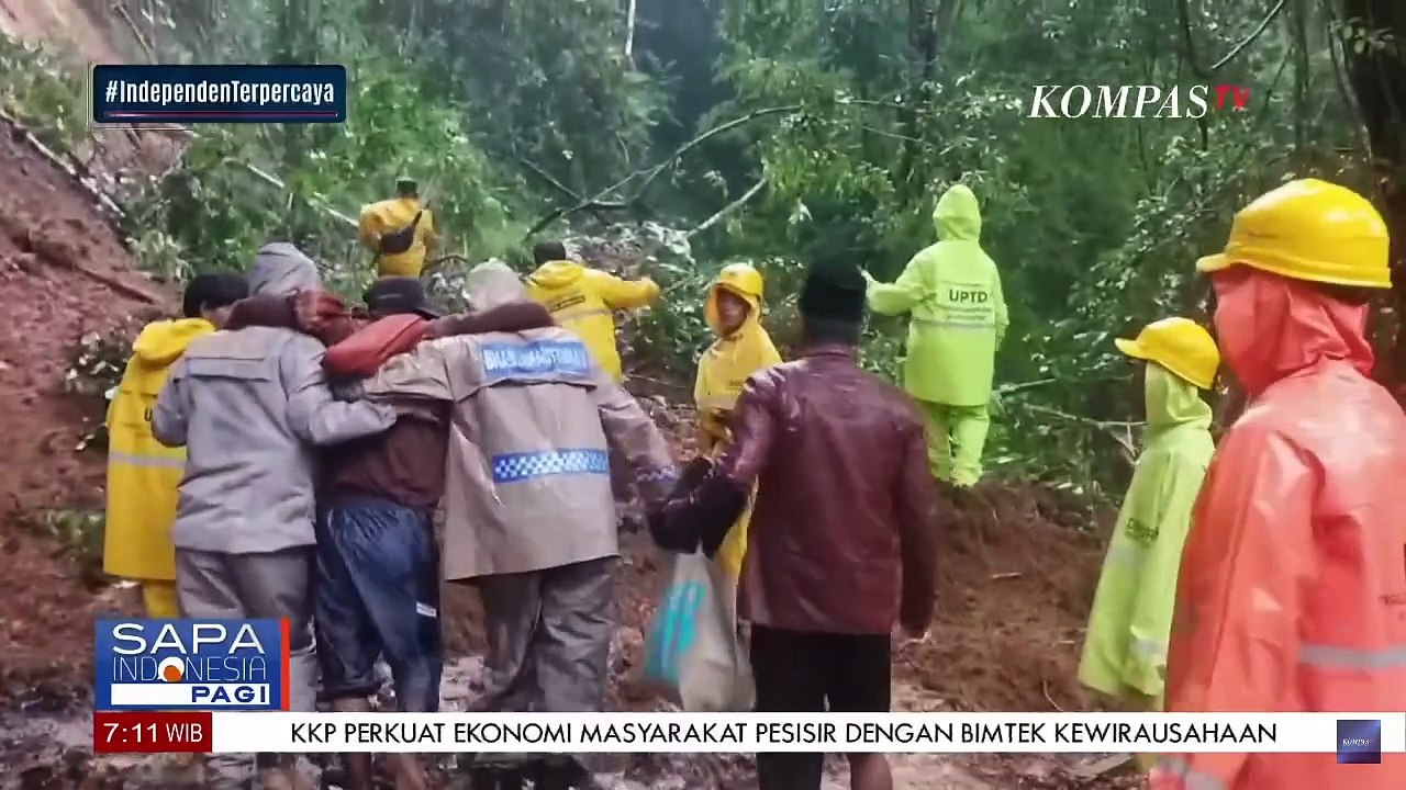 Usaha Tim SAR Evakuasi Warga yang Terjebak Banjir di Pelabuhan Ratu Sukabumi