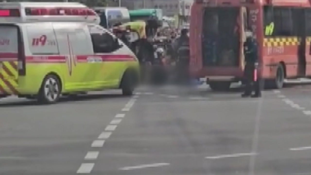 충주 환자 이송 구급차·화물차 충돌...4명 다쳐 / YTN