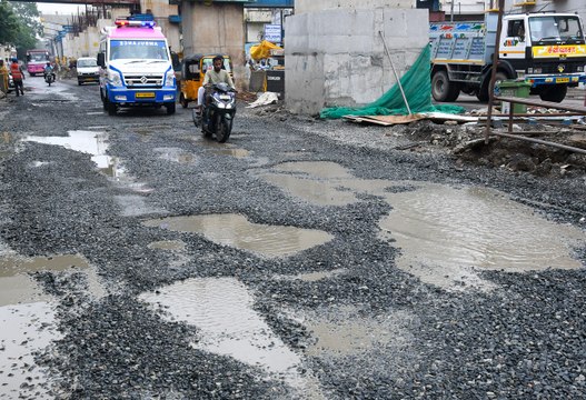 VIDEO: चेन्नई में बारिश से गड्ढों में बदली सड़कें, लोग पूछ रहे, सड़कें हैं या स्वीमिंग पूल