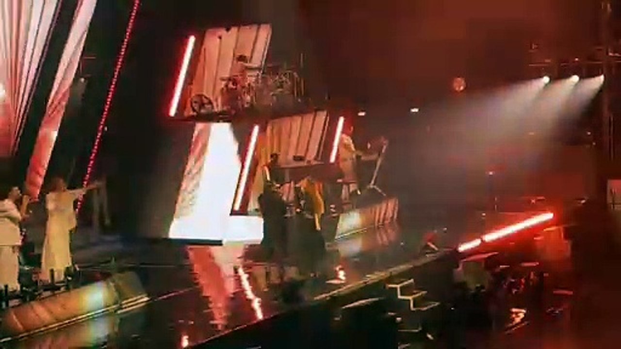 Incidents hier soir lors de la prestation de Slimane au concert de Vitaa : Les techniciens ne lui ouvrent pas son micro et refuse de le filmer en "solidarité avec leurs collègues qui accusent le chanteur"