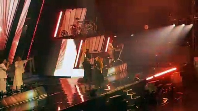 Incidents hier soir lors de la prestation de Slimane au concert de Vitaa : Les techniciens ne lui ouvrent pas son micro et refuse de le filmer en solidarité avec leurs collègues qui accusent le chanteur