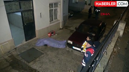 İki hafta önce ameliyat olduğu boğazı kanlar içinde, binanın önünde ölü bulundu