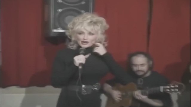 El momento en el que Dolly Parton sorprendió a sus fans cantando en un pub en Irlanda