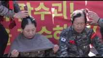 I marine sudcoreani si rasano i capelli contro il presidente Yoon