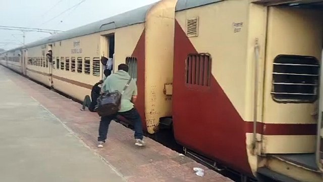 चलती ट्रेन से युवक का फिसला पैर, टीचर ने जिंदगी दांव पर रखकर बचाई जान