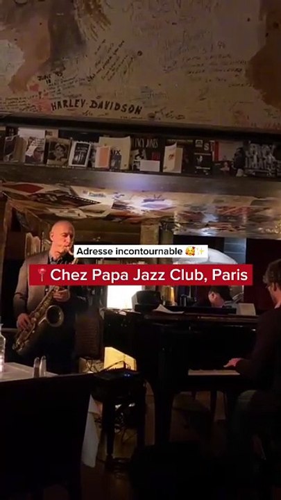 Chez Papa Jazz Club à Paris, c’est l'endroit idéal pour passer une super soirée entre amis ! 🎶   Un petit club cosy avec des concerts de jazz en live qui te feront vibrer. 🎷   L’ambiance y est décontractée, tu peux siroter un verre tout en écoutant des