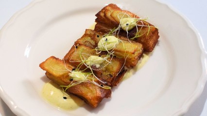 Bravas hojaldradas con alioli de curry, crujientes y suculentas