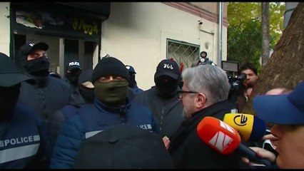 صراخ وتدافع واشتباكات.. الشرطة الجورجية تسحب زعيم المعارضة من مكتنبه وتعتقله بعد أسبوع من الاحتجاجات