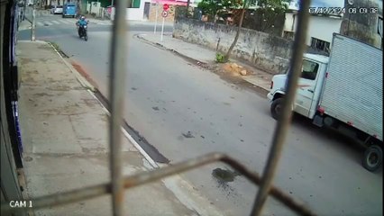 Ciclista é atropelado por motorista de carro no Recife; veja o vídeo
