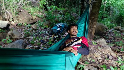 Find food in the forest and sleep for one night ជីកត្បូងនឹងរកក្ដាមស្ងោរជ្រក់