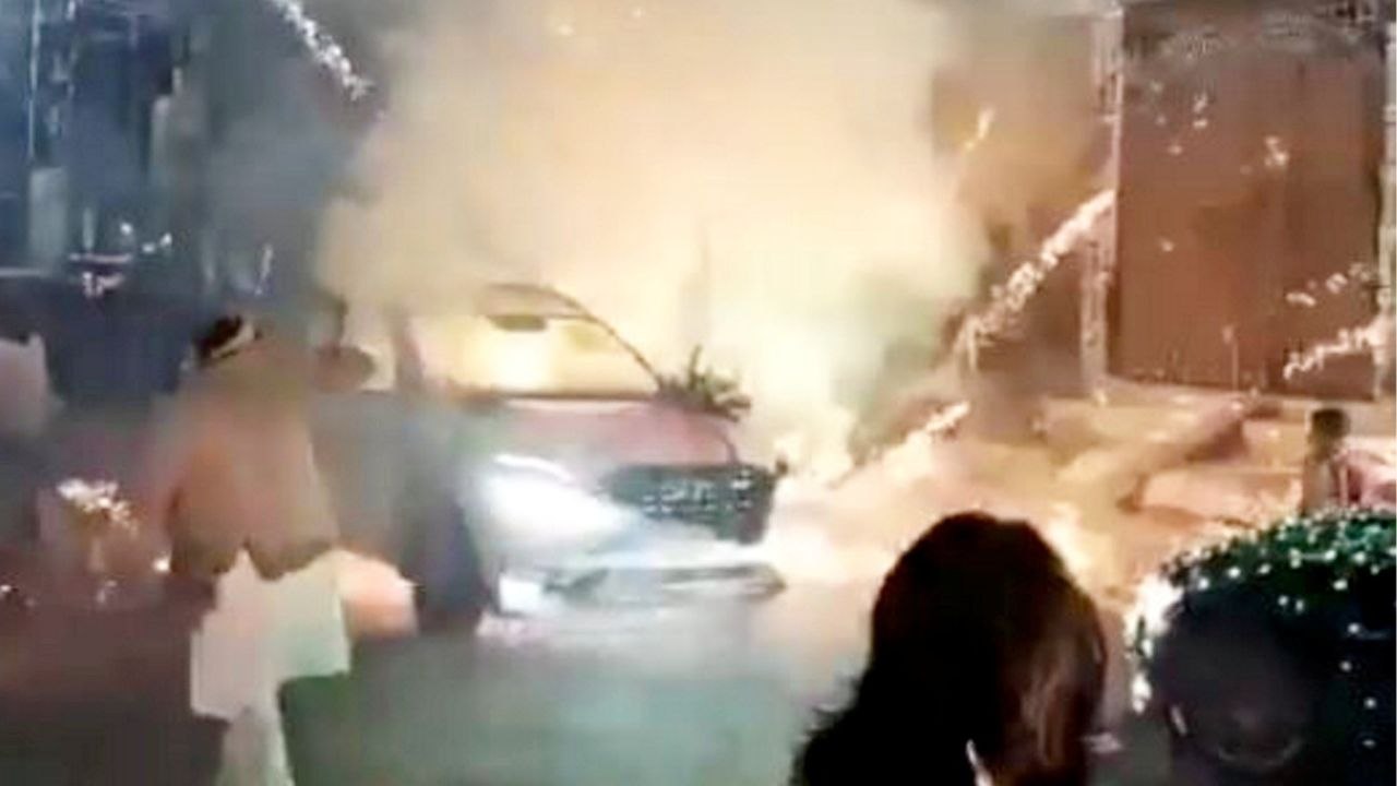Hochzeitszug ruiniert, als feuerwerkskörper im auto landet und es in brand setzt