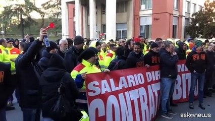 Protesta operai Ansaldo Energia all'assemblea Confindustria a Genova