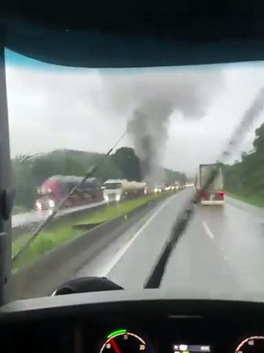 VÍDEO: Carreta carregada com cervejas pega fogo na BR-376