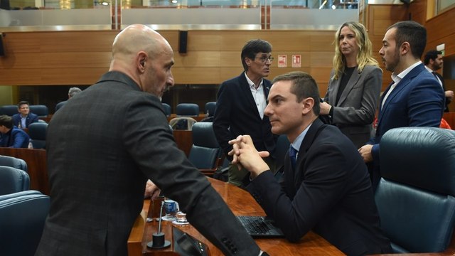Lobato reaparece en la Asamblea de Madrid tras su dimisión
