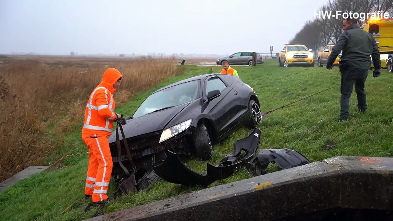 Auto belandt op rand van gemaal bij eenzijdig ongeval