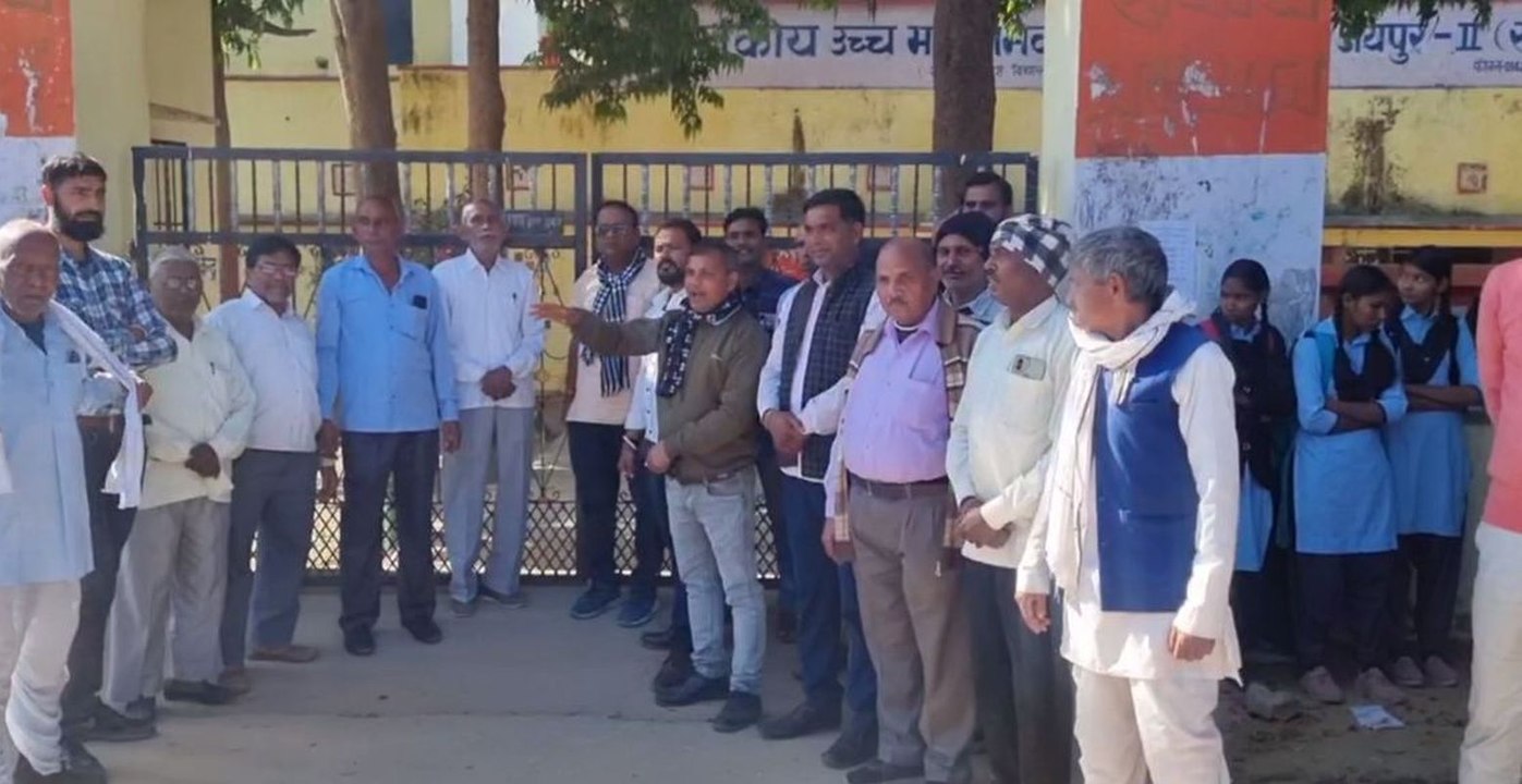 ​शिक्षकों की कमी को लेकर स्कूल पर जड़ा ताला
