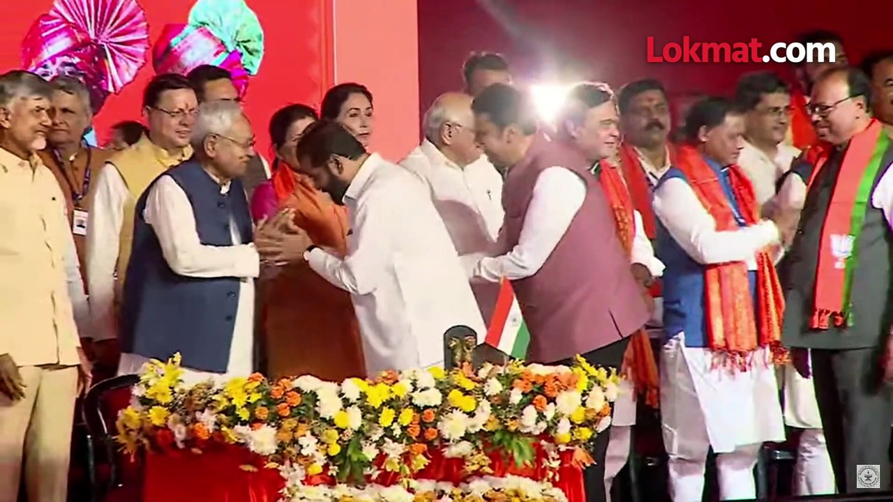 कुणाची एंट्री कशी झाली शिंदे फडणवीस पवार व्यासपीठावर आले तेव्हा काय घडलं?