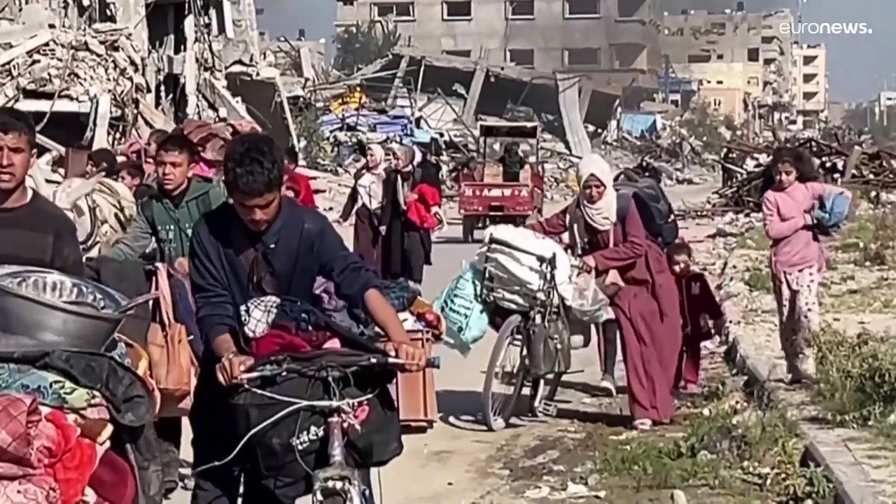 يحملون بيوتهم أينما رحلوا.. عائلات فلسطينية تنزح من شمال غزة قسرا تحت تهديد الجيش الإسرائيلي