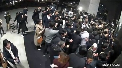 Le immagini dell'esercito che assalta il Parlamento in Sudcorea