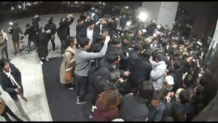 Le immagini dell'esercito che assalta il Parlamento in Sudcorea