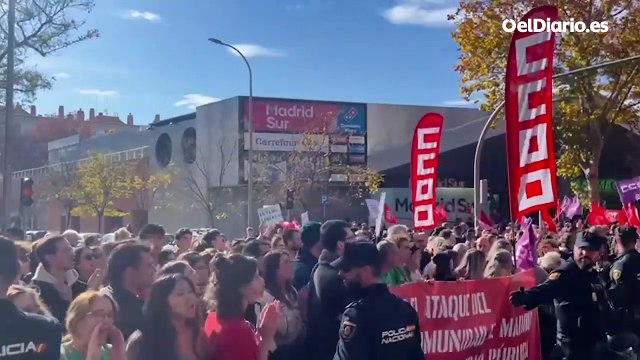 Cientos de personas protestan frente a la asamblea de Madrid por la infrafinanciación de las universidades públicas madrileñas