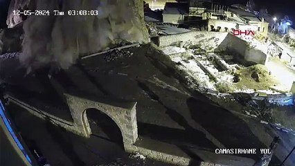 Kapadokya'da peribacasının yıkılma anı kamerada
