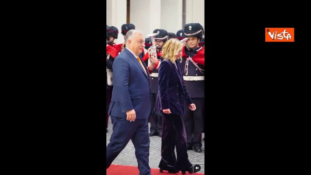 Take care , il saluto e il bacio di Orban a Meloni dopo il loro l'incontro a Palazzo Chigi