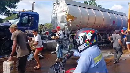 Video: ¡Caos en la vía! Saquearon cervezas en medio de un peligroso choque