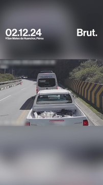 Pérou : un rocher tombe sur une autoroute