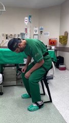 El peculiar asiento de un médico que utiliza durante las cirugías causa furor en redes sociales