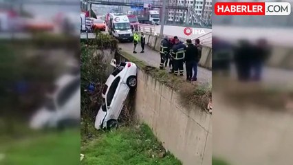 Karabük'te Otomobil Panelvana Çarpıp 2 Metre Yükseklikten Düştü