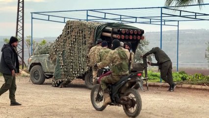 Rebeldes sírios entram em Hama e exército reconhece perda do controle da cidade-chave