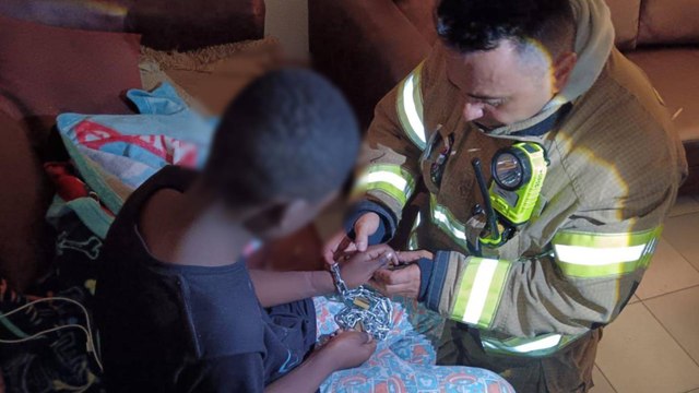 En video: dos menores eran encadenados y abandonados sin comida por su madre en una casa en Bogotá