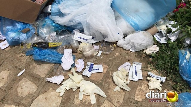 Radialista reclama de ‘apanhado’ de sacolas de lixo retiradas das cestinhas nas ruas de Cajazeiras'
