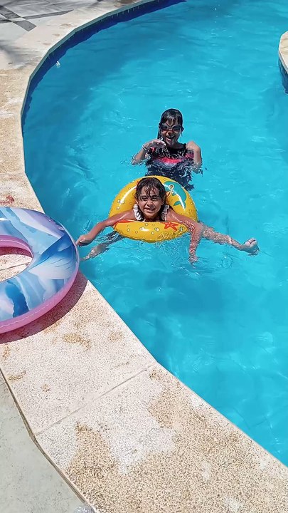 الاطفال يسبحون ويلعبون في حمام السباحه 😂لعب الاطفال