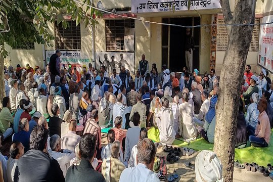 बलात्कार के आरोपियों के खिलाफ कार्रवाई नहीं, ग्रामीणों ने किया ने किया प्रदर्शन... देखें वीडियो....