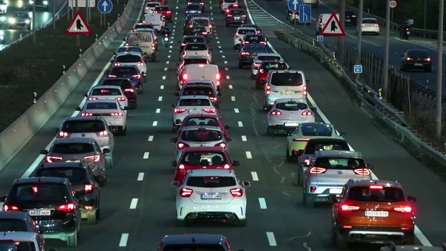 Multitud de personas inician la 'operación salida' de este puente de diciembre