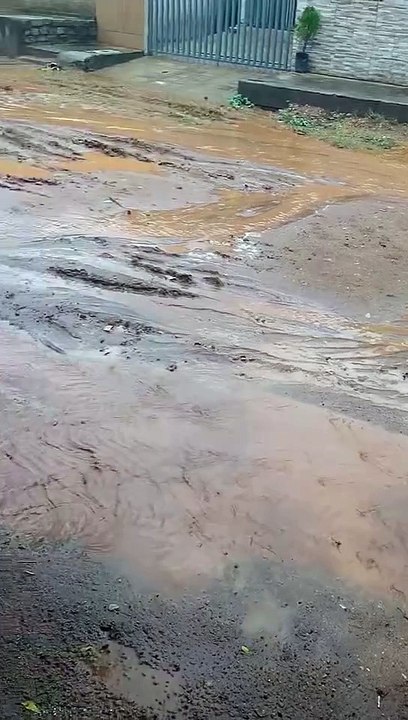 Moradores da Rua Alaíde Vieira de Lucena, no Salgadinho, reclamam de lama após obras de terraplanagem para pavimentação; Secretário se pronuncia
