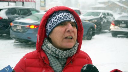 Tempête hivernale : joues rouges, manteau blanc et sourire à pleine dent
