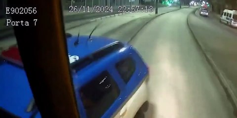 Police car crashes into bus (video)