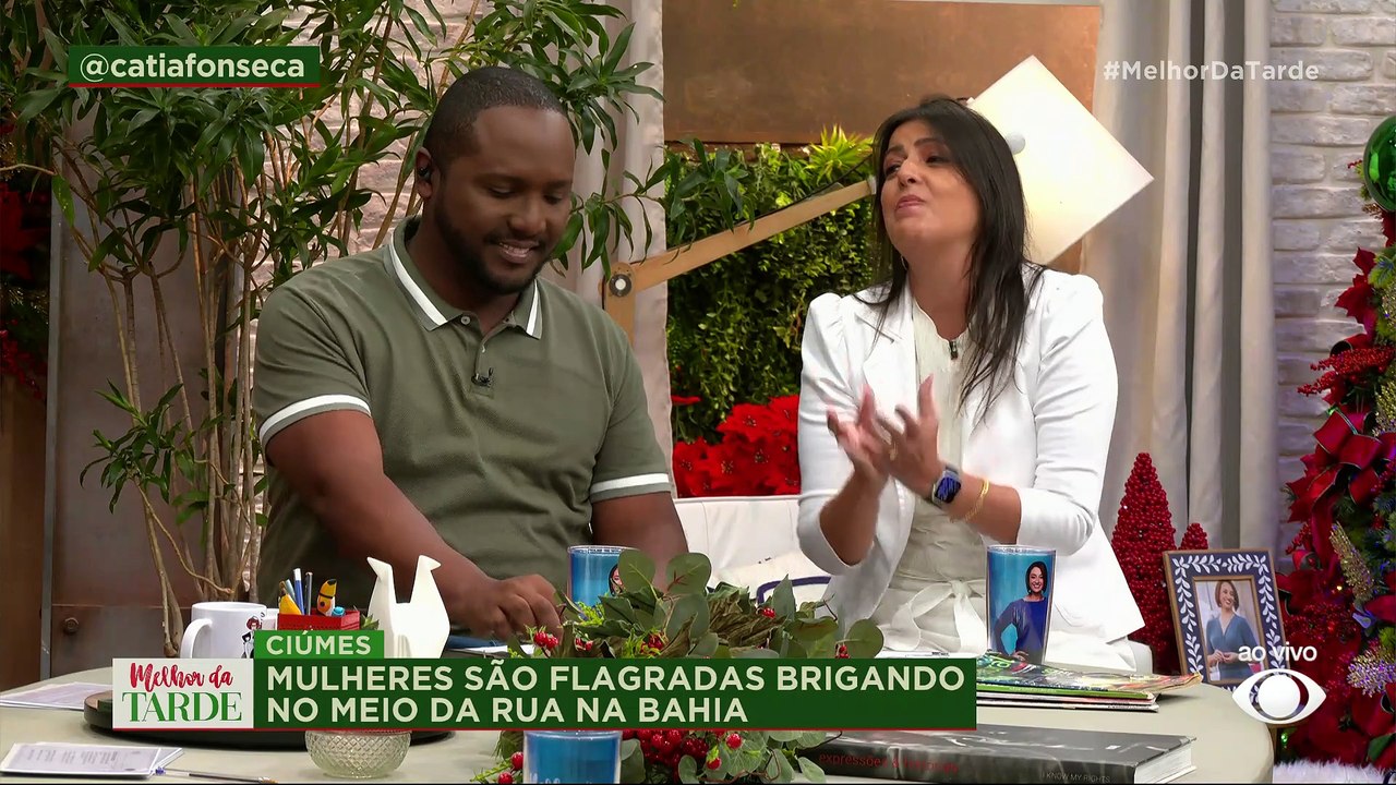 Mulheres brigam por ciúmes no meio da rua na Bahia | Melhor da Tarde