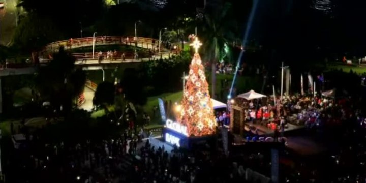 Encendido de luces del árbol de navidad en la Cinta Costera