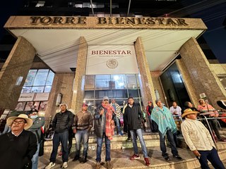 Damnificados por huracán John bloquean Secretaría del Bienestar
