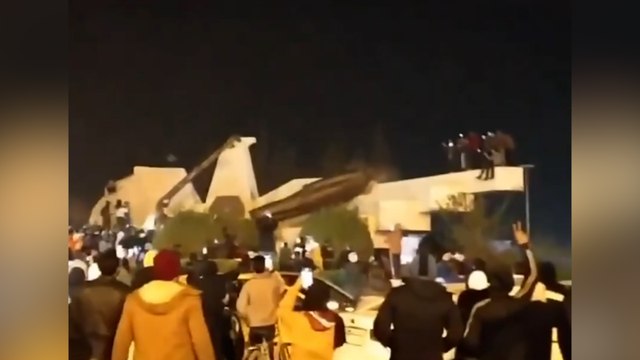 Beşar Esad'ın babasının Hama'daki heykeli yıkıldı