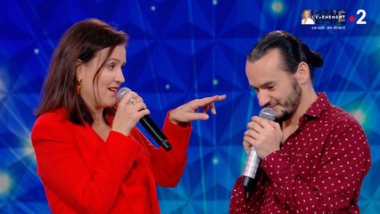 N'oubliez pas les paroles : éliminée, Élodie revient pour draguer le maestro Benoît ! "Attention, je te surveille"